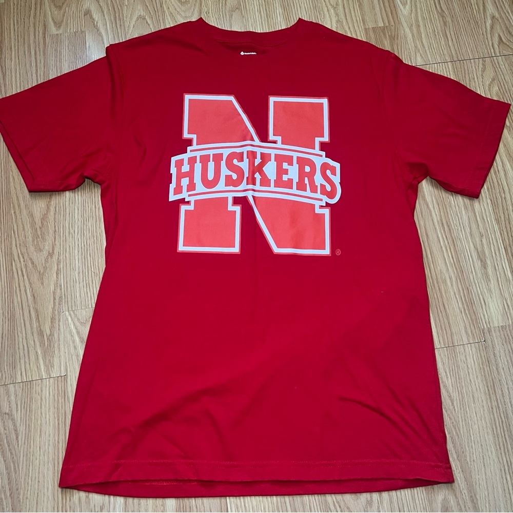 Nebraska‎ Huskers NCAA Football Big Spell Out Mens Size M Red Sports T-Shirt